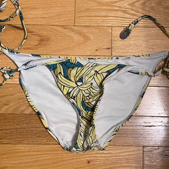 Banana bikini - Picture 3 of 5